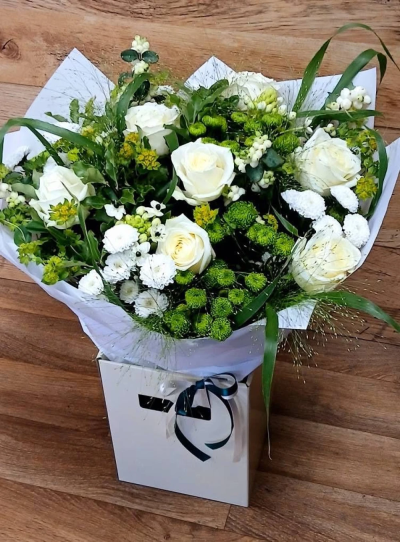 Nature ride - Fresh white and green flowers